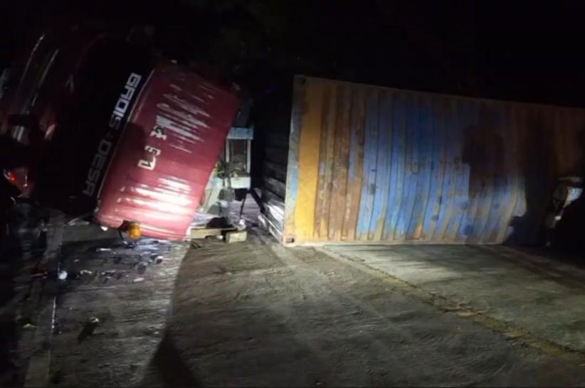 Kecelakaan di Pandeglang, Truk Kontainer Terguling gegara Tak Kuat Menanjak