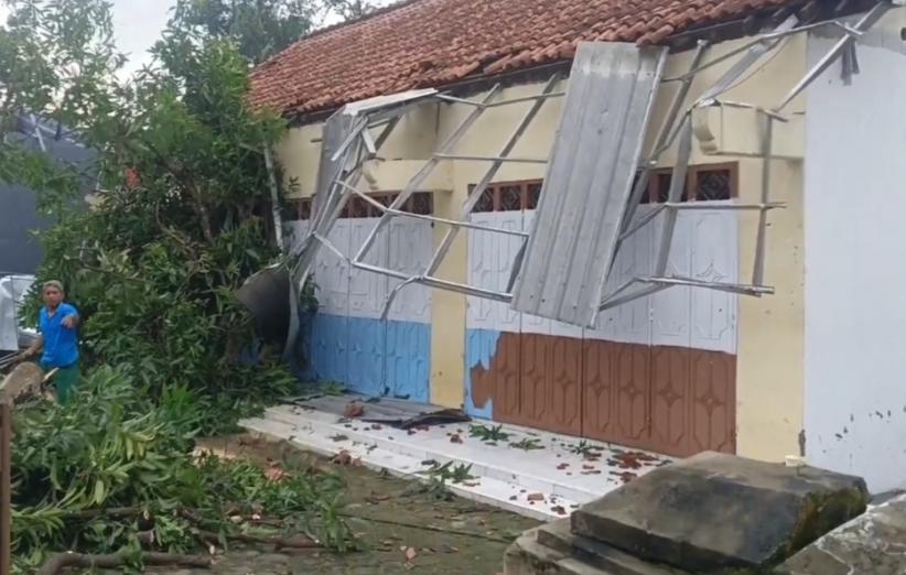 Angin Puting Beliung Terjang Pekalongan, Puluhan Rumah Porak-poranda