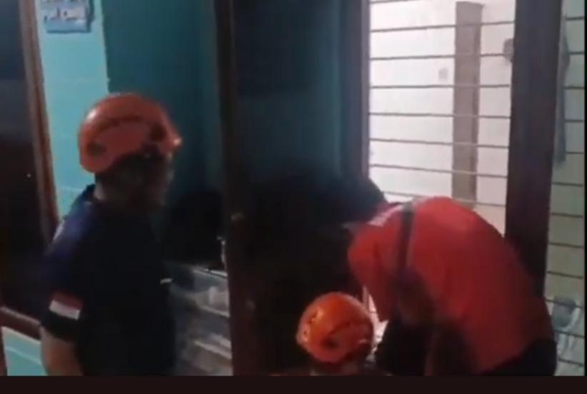 Dramatis! Damkar Dobrak Pintu Evakuasi Emak-Emak di Pasuruan Terkunci dalam Kamar