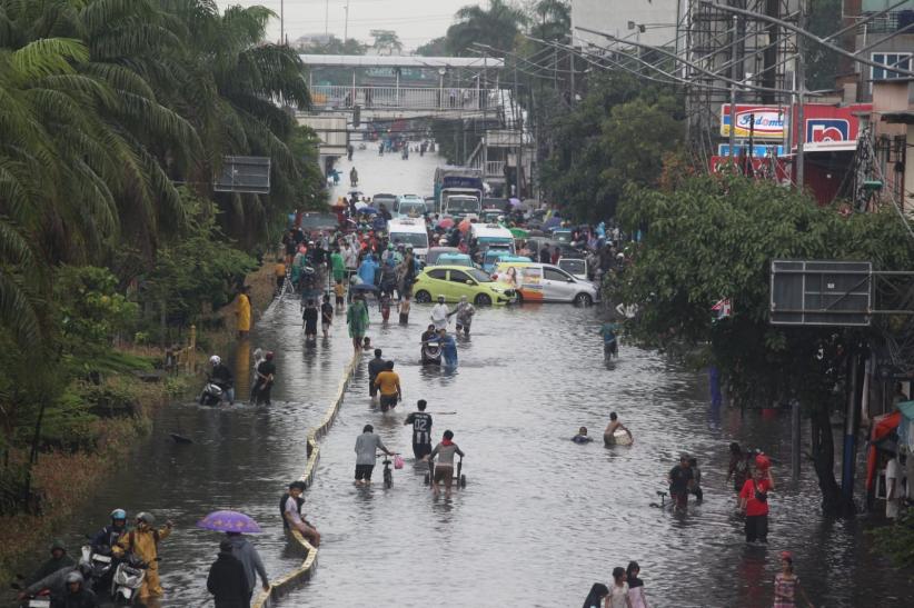Banjir Rendam Jalan Mangga Dua Jakarta, Aktivitas Warga Sempat Lumpuh - Bagian 1