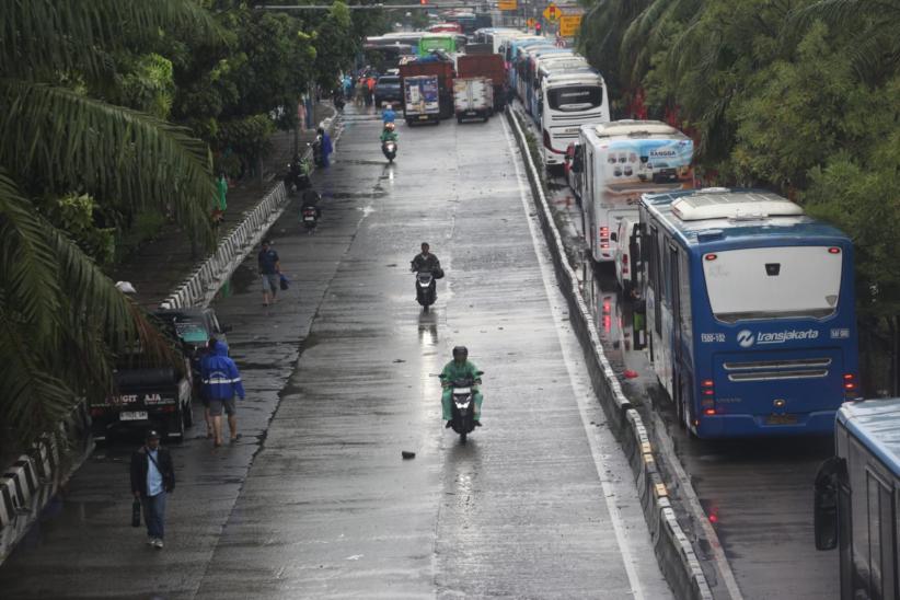 Banjir Rendam Jalan Mangga Dua Jakarta, Aktivitas Warga Sempat Lumpuh - Bagian 6