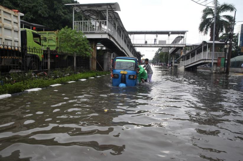 Banjir Rendam Jalan Mangga Dua Jakarta, Aktivitas Warga Sempat Lumpuh - Bagian 4