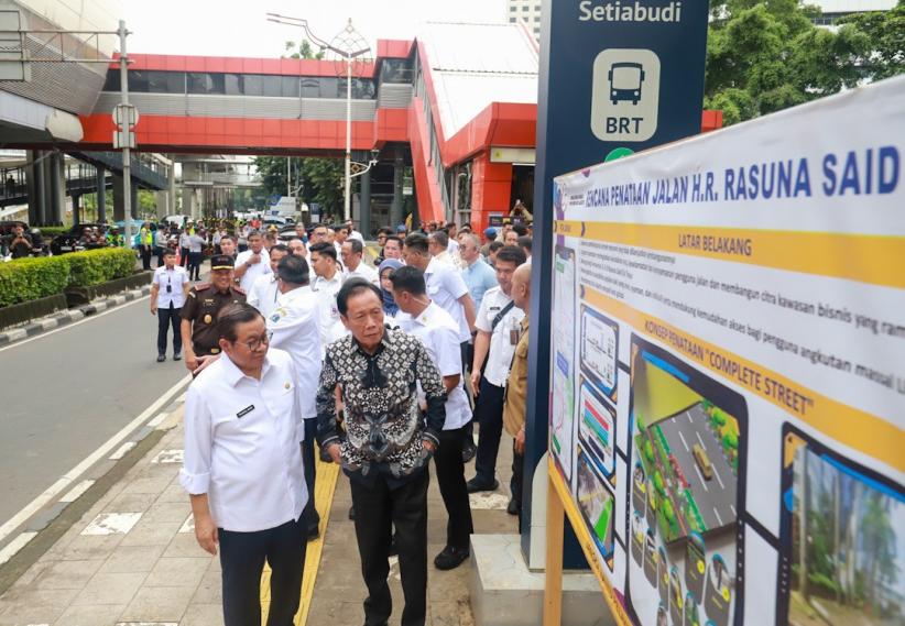 Pramono Anung Didampingi Sutiyoso Pamer Potongan Besi Tiang Monorel - Bagian 3