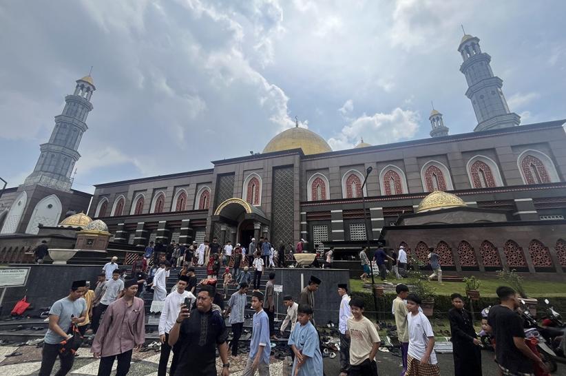 Libur Isra Mikraj, Masjid Kubah Emas Depok Dipadati Jemaah - Bagian 1