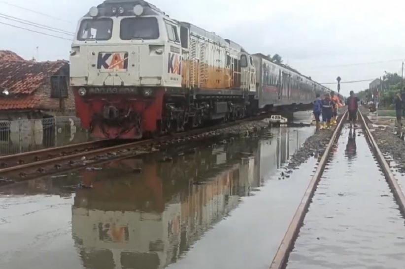 Rel di Pekalongan Masih Terendam Banjir, Kecepatan KA Dibatasi 5 Km per Jam