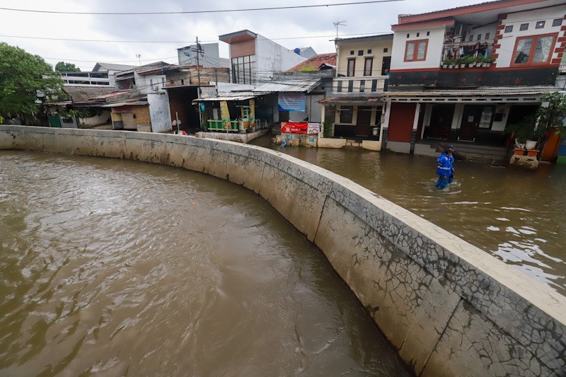 Air Kali Lebih Tinggi dari Permukiman Warga, Pondok Karya Terendam Banjir - Bagian 1