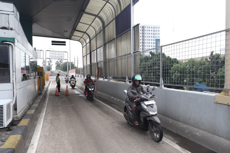 Momen Pengendara Motor Masuk Jalan Tol untuk Hindari Banjir Cengkareng - Bagian 1