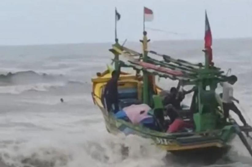 Perahu Nelayan di Indramayu Tenggelam Dihantam Ombak, 1 Orang Hilang