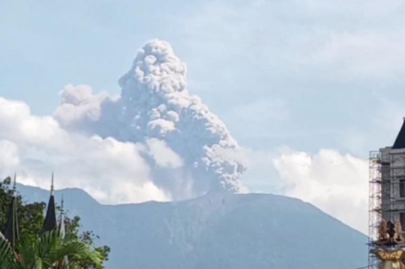 Gunung Marapi Meletus, Hujan Abu Vulkanis Guyur Batusangkar dan Tanah Datar