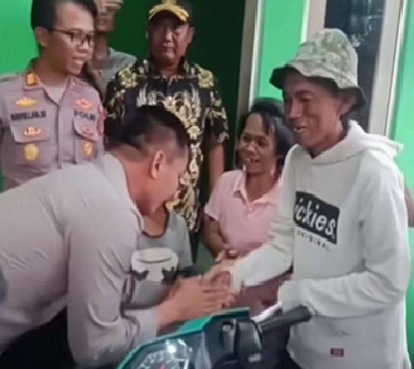 Penjual Es Kue Gabus Viral Dapat Bantuan Motor dan Modal dari Kapolres Depok
