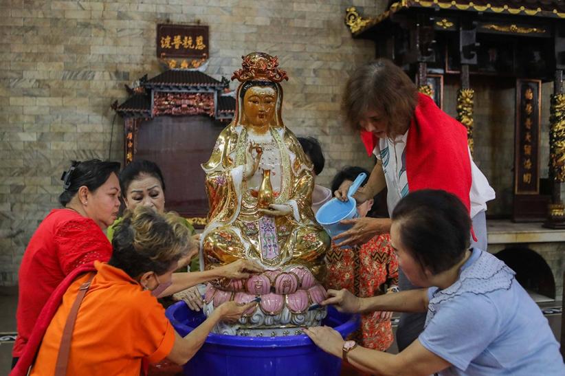 Ritual Cuci Patung Dewa Jelang Imlek Berlangsung Khusyuk - Bagian 1