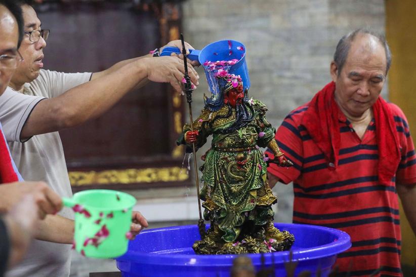 Ritual Cuci Patung Dewa Jelang Imlek Berlangsung Khusyuk - Bagian 2