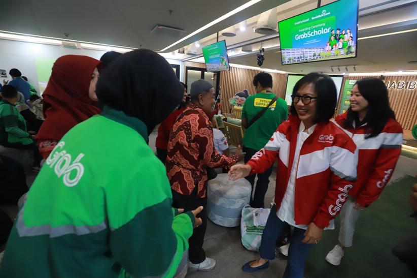 Ribuan Anak Mitra Pengemudi Ojol Terima Beasiswa - Bagian 1