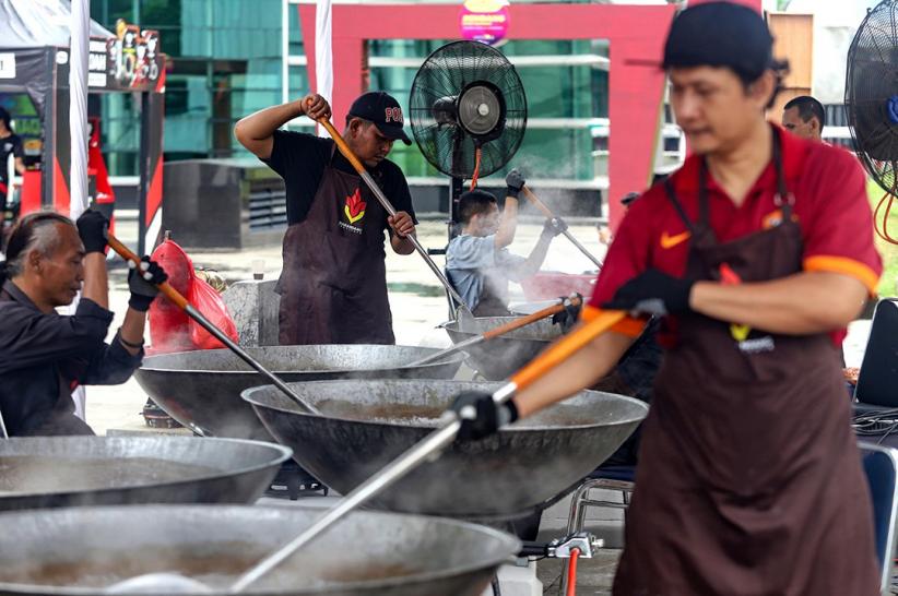 Potret Para Seniman Memasak Rendang untuk Korban Bencana Sumatera - Bagian 2