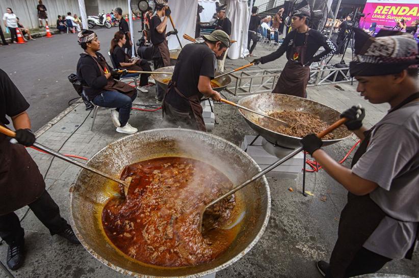 Potret Para Seniman Memasak Rendang untuk Korban Bencana Sumatera - Bagian 4