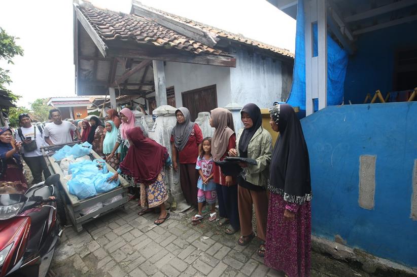 Ratusan Warga Pesisir Pulau Panjang Serang Terima Paket Sembako Ramadan - Bagian 3