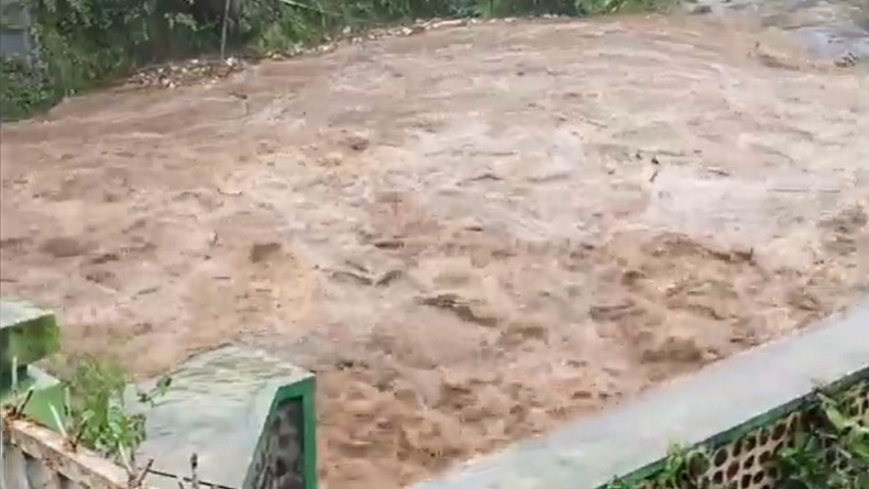 Hujan 2 Hari di Bondowoso Picu Longsor, 2 Rumah Rusak dan Akses Jalan Tertutup