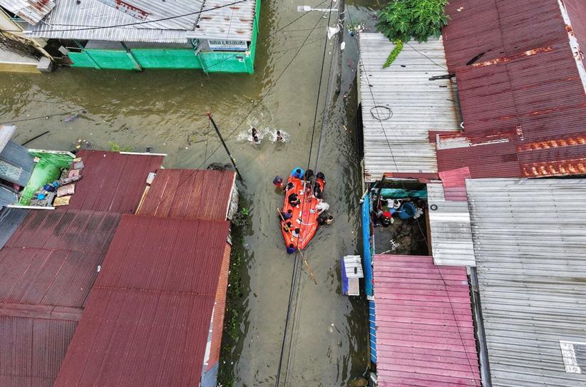 Potret Warga Makassar Dikepung Banjir - Bagian 5