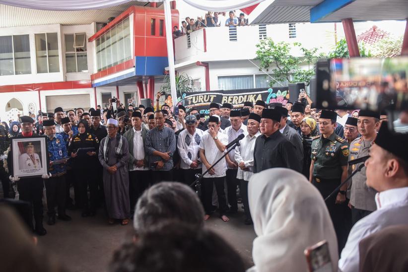Ratusan Pelayat Hadiri Pemakaman Mantan Gubernur Sumsel Alex Noerdin - Bagian 5