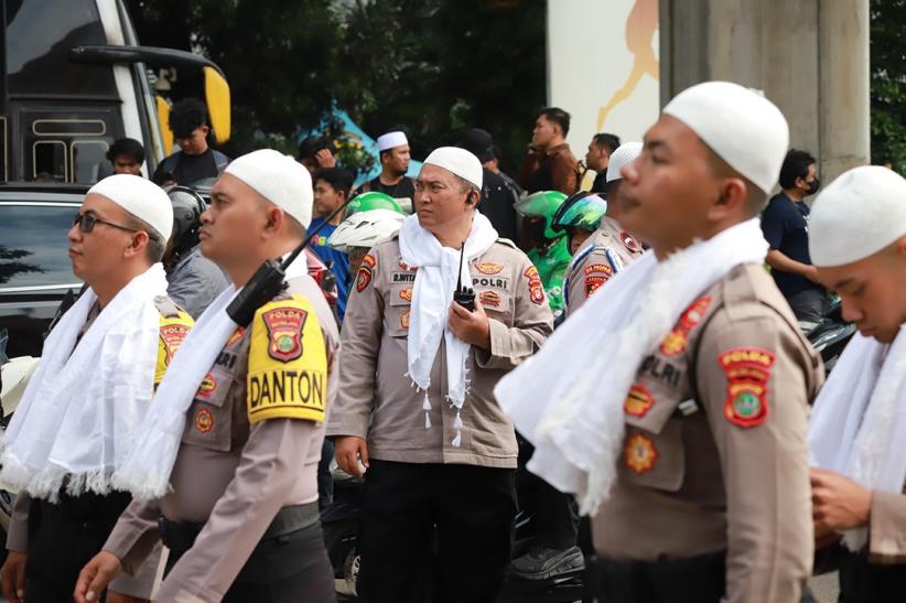 Potret Puluhan Polisi Pakai Peci dan Sorban Amankan Aksi BEM UI di Mabes Polri - Bagian 4