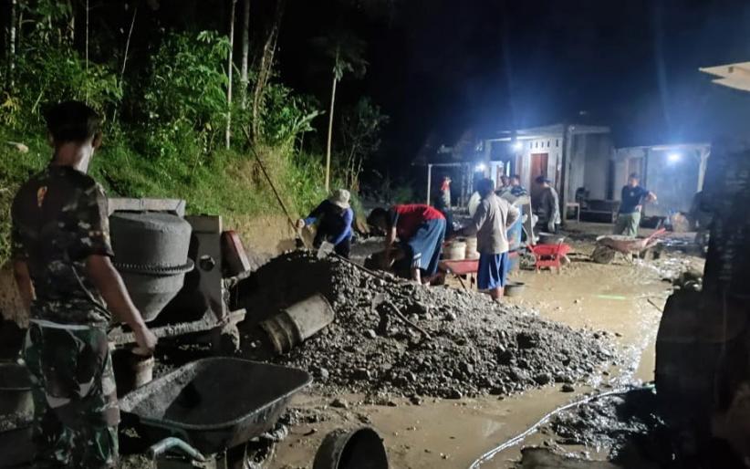 Potret  Prajurit TNI Bantu Pengecoran Jalan hingga Malam Hari di Desa Somagede - Bagian 2