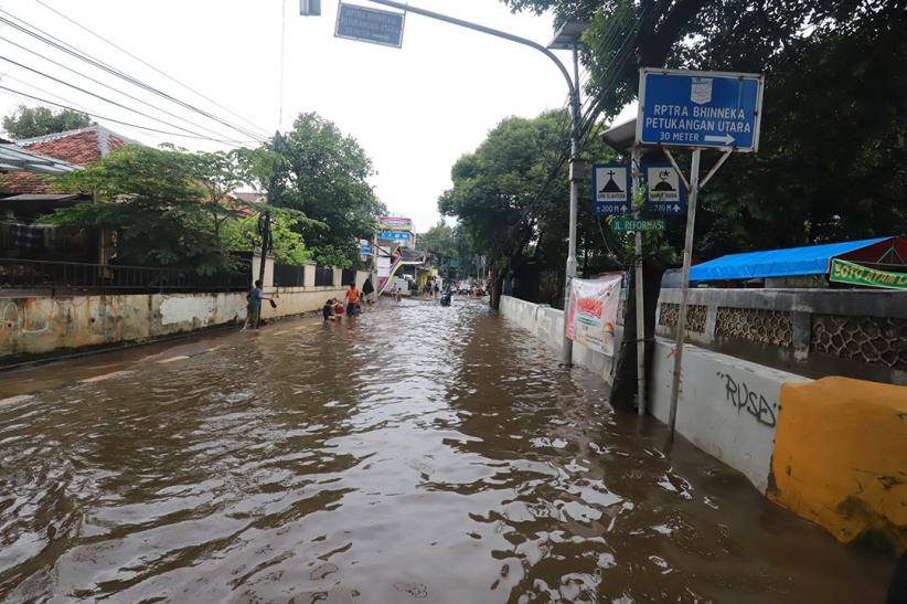 Hujan Deras, Kawasan Petukangan Jaksel Terendam Banjir - Bagian 3