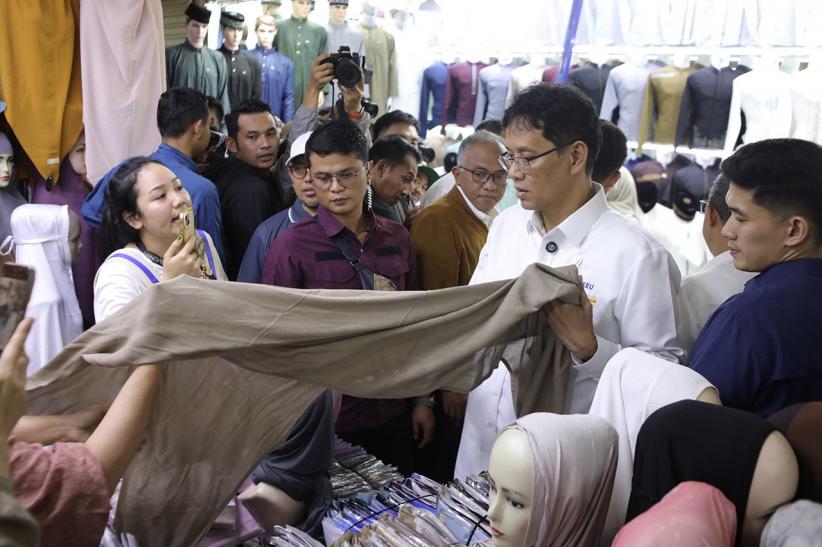 Menkeu Purbaya Dengarkan Keluhan Pedagang Pasar Tanah Abang - Bagian 2
