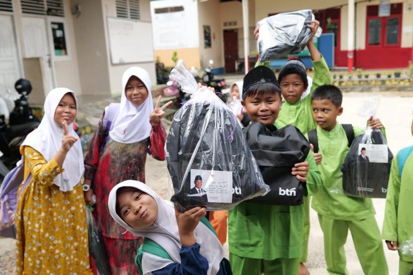 Ekspresi Bahagia Pelajar Dapat Bantuan Perlengkapan Sekolah - Bagian 1