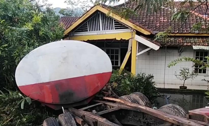Truk Tangki Tabrak Rumah di Sumedang, Warga Berebut Tumpahan Minyak Goreng