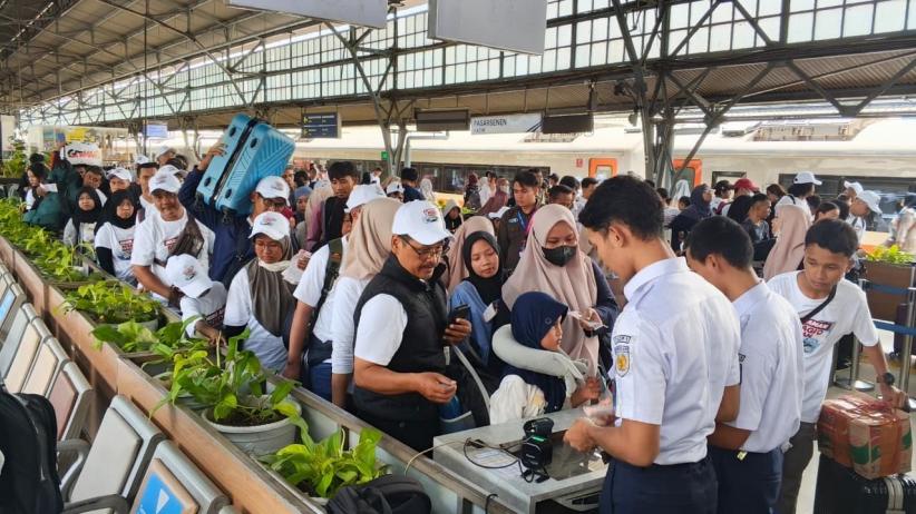 Mudik dengan Kereta Api Diminati, KAI Berangkatkan Belasan Ribu Penumpang - Bagian 1