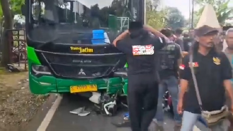 Viral! Pemotor Tewas Terlindas Bus TransJatim di Lamongan