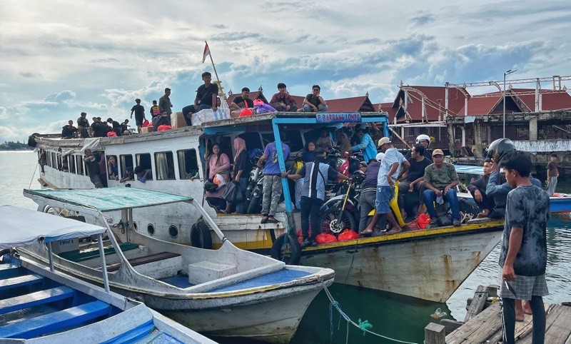 Potret Warga Pesisir Makassar Mudik dengan Perahu Tradisional - Bagian 2