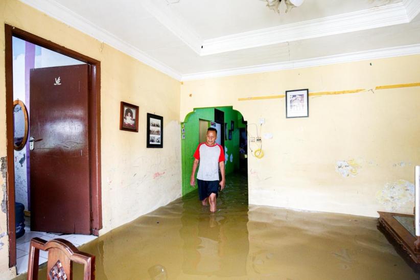 Warga Kampung Dukuh Jakarta Timur Lebaran di Tengah Banjir 1 Meter - Bagian 1