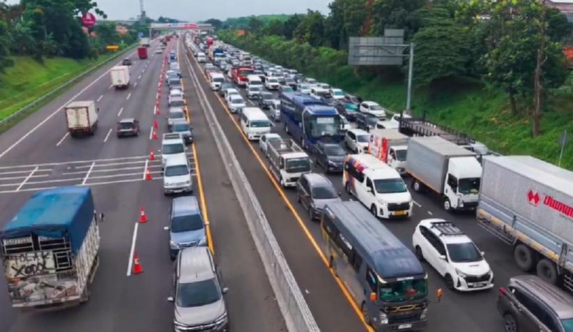 Tol Jakarta-Cikampek Macet Parah hingga KM 54 Karawang, Ini Penyebabnya
