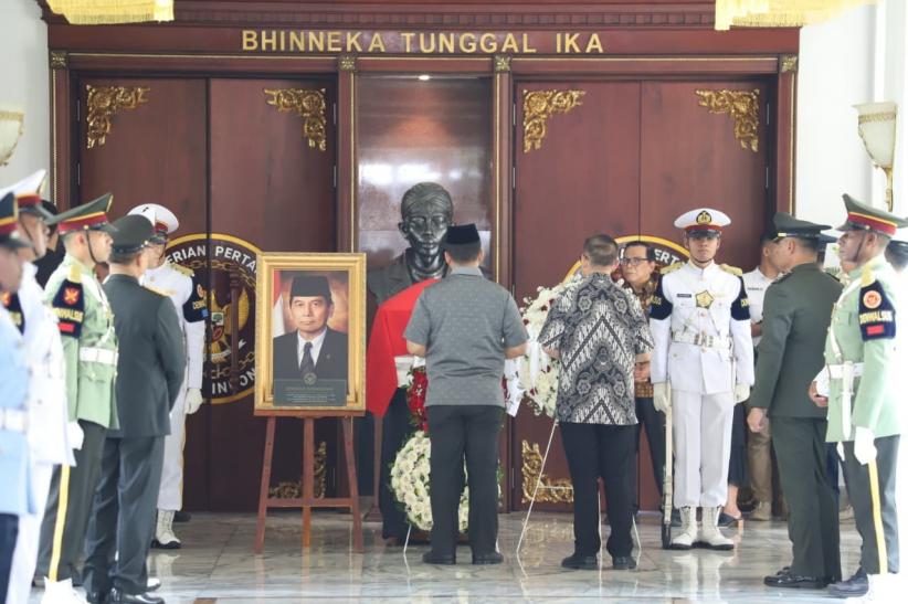 Upacara Kenegaraan, Jenazah Juwono Sudarsono Diberangkatkan ke TMP Kalibata - Bagian 2