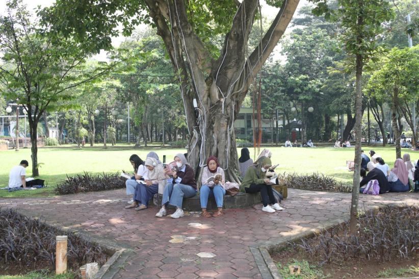 Asyiknya Membaca Buku Bersama di Taman Menteng - Bagian 1