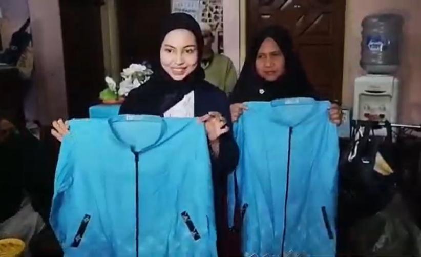 Menyentuh! Ibu di Bandung Berangkat Haji Bersama Anak dari Hasil Jualan Siomay