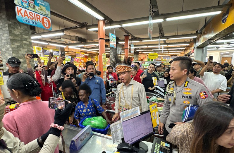 Momen Wapres Gibran Ajak Mama-Mama Papua Belanja di Supermarket - Bagian 3