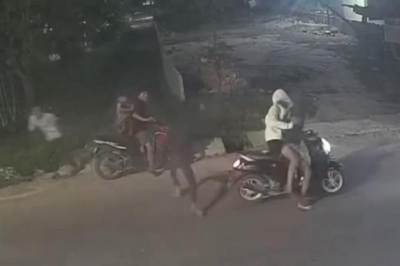 Dikalungi Celurit, Guru SD di Probolinggo Pasrah Motor Digasak Begal Bercadar