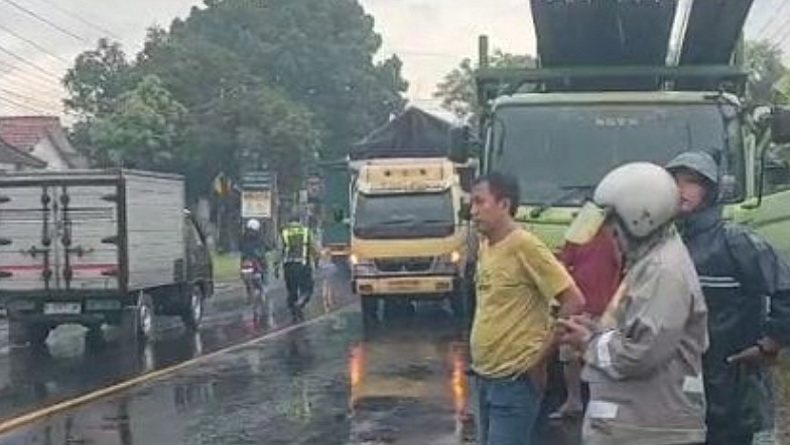 Diduga Terserempet hingga Jatuh, Pemotor Tewas Tertabrak Truk di Jalur Rawan Sidoarjo
