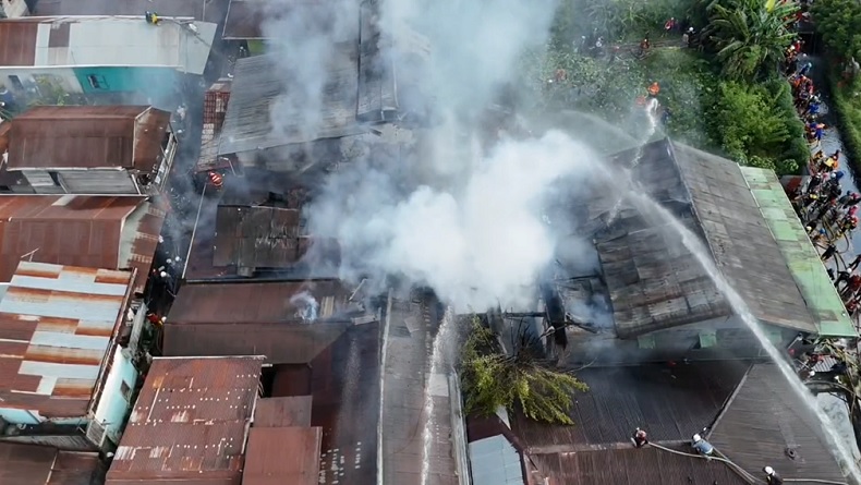 Kebakaran Hebat di Permukiman Padat Samarinda, 6 Rumah Hangus