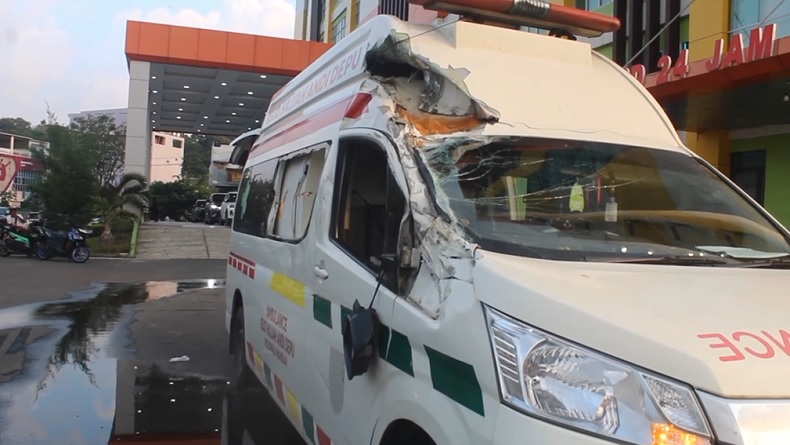 Kecelakaan di Parepare, Ambulans Bawa Pasien Ditabrak Truk Boks