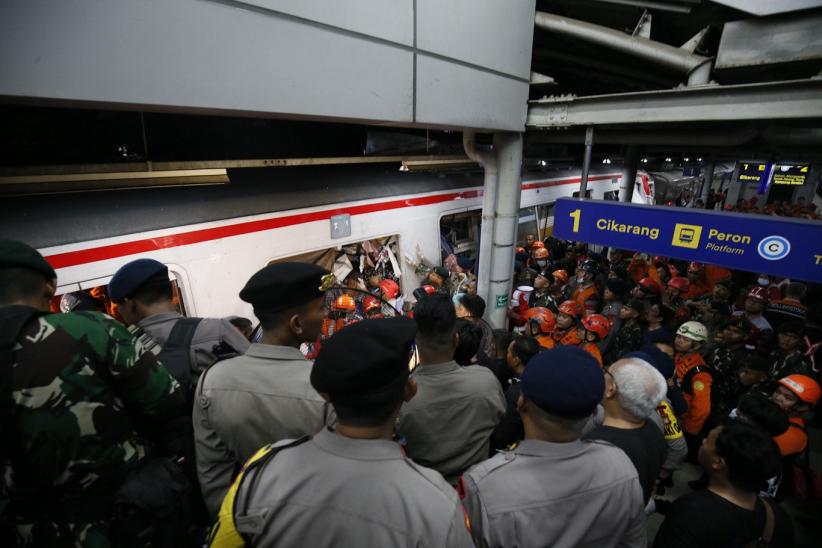 Evakuasi Korban Kecelakaan Kereta di Bekasi Timur Berlanjut hingga Selasa Dini Hari - Bagian 5