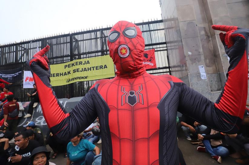 Spiderman Ikut Aksi Hari Buruh di Depan DPR - Bagian 1