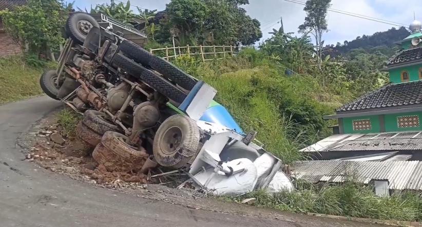 Kecelakaan di Semarang, Truk Molen Terguling Nyaris Timpa Musala