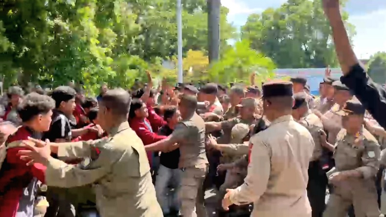 Demo Mahasiswa di Kantor Gubernur NTB Ricuh, 3 Orang Dilarikan ke RS