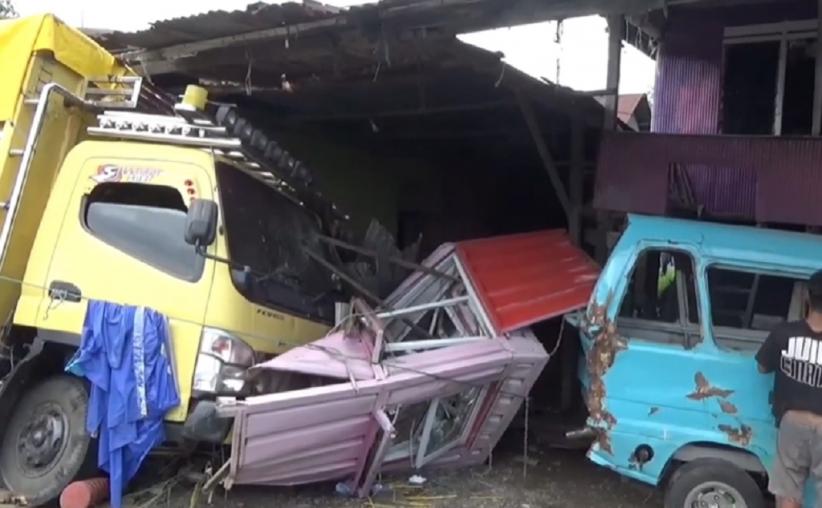 Kecelakaan di Maros, Truk Angkut Jeruk Nipis Hantam 2 Rumah dan Angkot