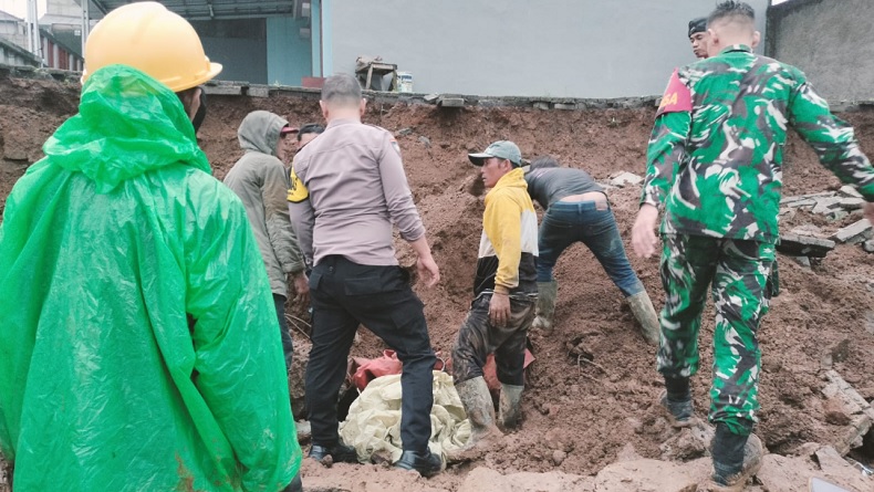 Tragis! Pekerja Tewas Tertimbun Longsor di Cianjur
