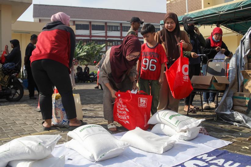 Ribuan Warga Cilincing Terima Bantuan Pangan Nontunai - Bagian 3