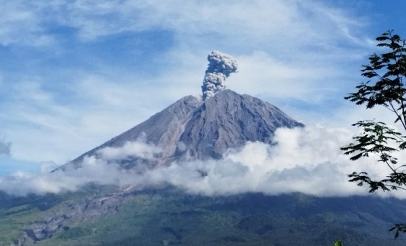 Gunung Semeru Erupsi Muntahkan Abu Vulkanik 1.000 Meter, Waspadai Awan Panas